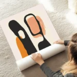poster abstrait minimaliste noir et orange au sol.webp
