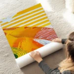 poster abstrait rouge jaune blanc au sol.webp