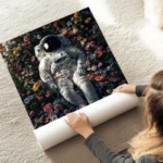 poster astronaute fleuri au sol.webp