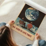 poster astronautes regardant la terre en rouleau.webp