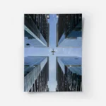 poster avion moderne sur fond urbain.webp