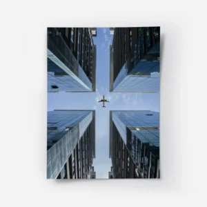 poster avion moderne sur fond urbain.webp