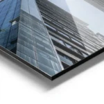 poster avion moderne sur fond urbain aluminium.webp