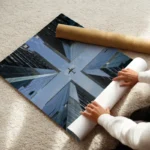 poster avion moderne sur fond urbain enroule.webp