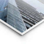 poster avion moderne sur fond urbain lightpanel.webp