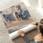 poster bateaux en bord de mer au sol.webp