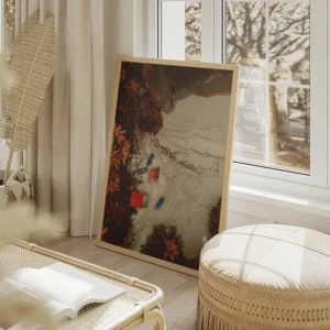 poster bateaux sur une plage salon beige.webp