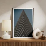 poster batiment en beton noir et blanc meuble.webp