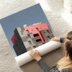 poster batiment moderne gris et rose au sol.webp