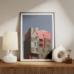 poster batiment moderne gris et rose meuble.webp
