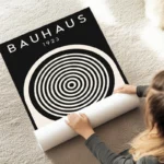 poster bauhaus 1923 noir et blanc au sol.webp