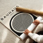 poster bauhaus minimaliste noire et beige enroule.webp