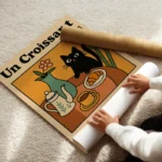 poster cafe croissant avec chat enroule.webp