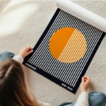 poster cercle orange sur fond noir en rouleau.webp