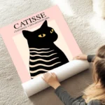poster chat noir catisse seduisant au sol.webp