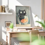 poster chat noir et poisson orange bureau.webp
