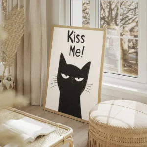 poster chat noir kiss me salon beige.webp