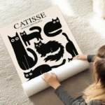 poster chats noirs stylises au sol.webp