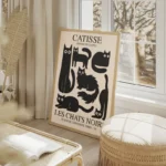 poster chats noirs stylises salon beige.webp