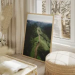 poster chemin d herbe verdoyante salon beige.webp