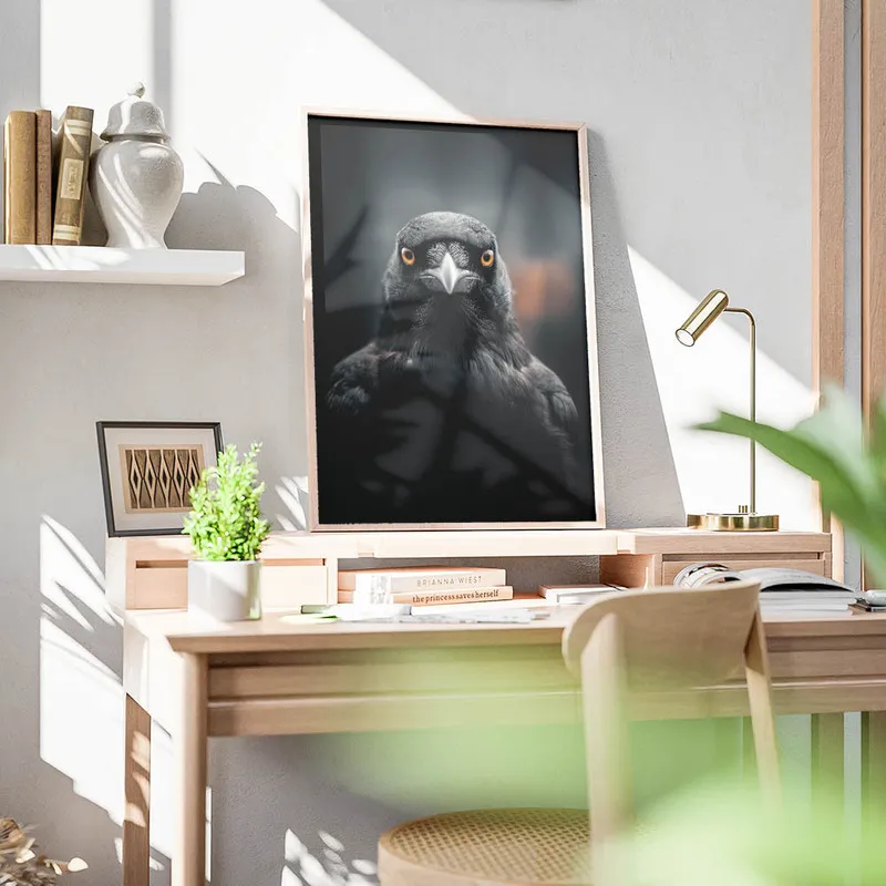 poster corbeau hyperrealiste bureau.webp