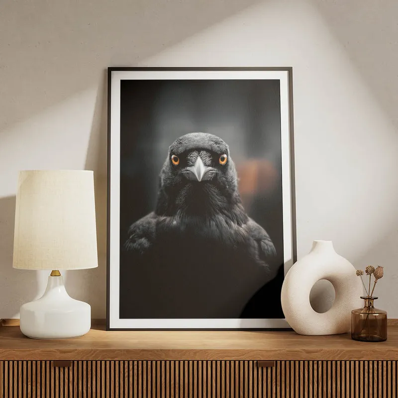 poster corbeau hyperrealiste meuble.webp