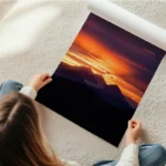 poster coucher de soleil montagneux en rouleau.webp