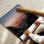 poster coucher de soleil sur une montagne enroule.webp