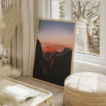 poster coucher de soleil sur une montagne salon beige.webp