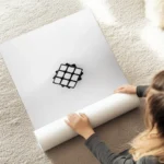 poster cube rubik noir et blanc au sol.webp