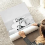 poster ecouteurs blancs minimalistes au sol.webp