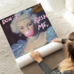 poster femme a bulle de gomme au sol.webp