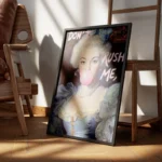 poster femme a bulle de gomme encadre.webp