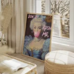 poster femme a bulle de gomme salon beige.webp