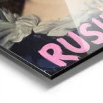 poster femme avec chewing gum aluminium.webp