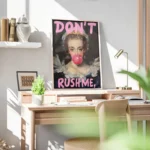 poster femme avec chewing gum bureau.webp