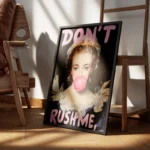 poster femme avec chewing gum encadre.webp