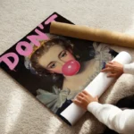 poster femme avec chewing gum enroule.webp