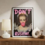 poster femme avec chewing gum meuble.webp