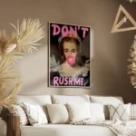poster femme avec chewing gum salon.webp