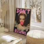 poster femme avec chewing gum salon beige.webp