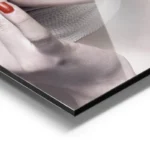 poster femme bandee aluminium.webp