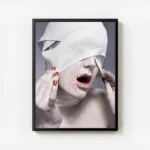 poster femme bandee avec cadre.webp