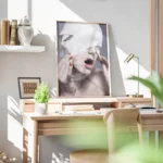 poster femme bandee bureau.webp