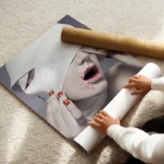 poster femme bandee enroule.webp