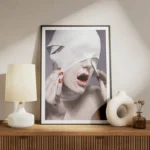poster femme bandee meuble.webp