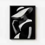 poster femme chapeau noir et blanc avec cadre.webp