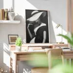 poster femme chapeau noir et blanc bureau.webp