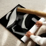 poster femme chapeau noir et blanc enroule.webp