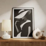 poster femme chapeau noir et blanc meuble.webp